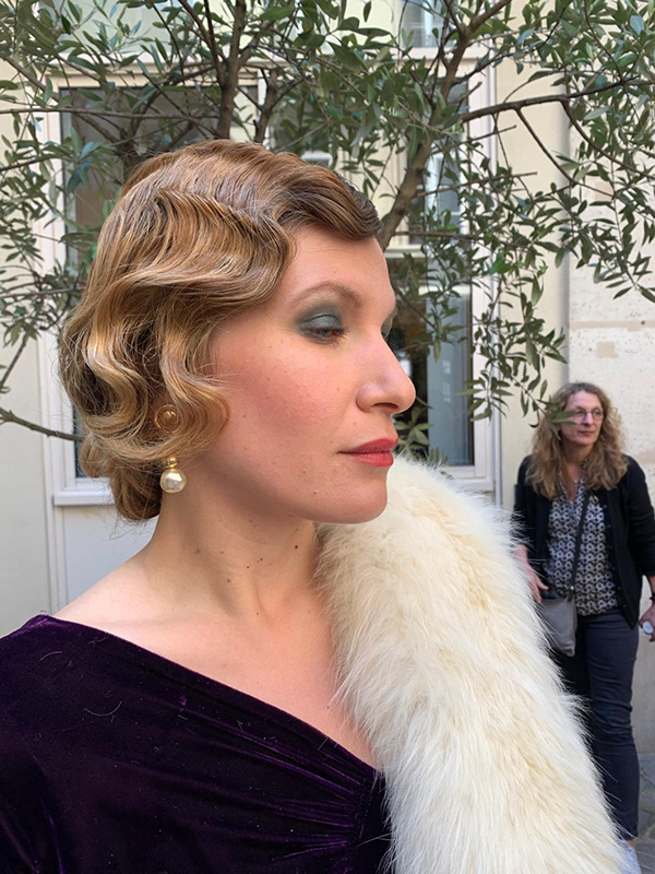 justine-fiorito-maquillage-années-30-mon-crime Justine Fiorito en action, réalisant un maquillage d'époque pour le cinéma sur le tournage du film Mon Crime