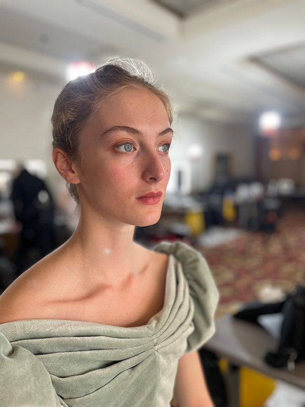 justine-fiorito-maquillage-cinema-epoque-le-comte-de-monte-cristo Justine Fiorito appliquant un maquillage d'époque sur le plateau du Comte de Monte Cristo.