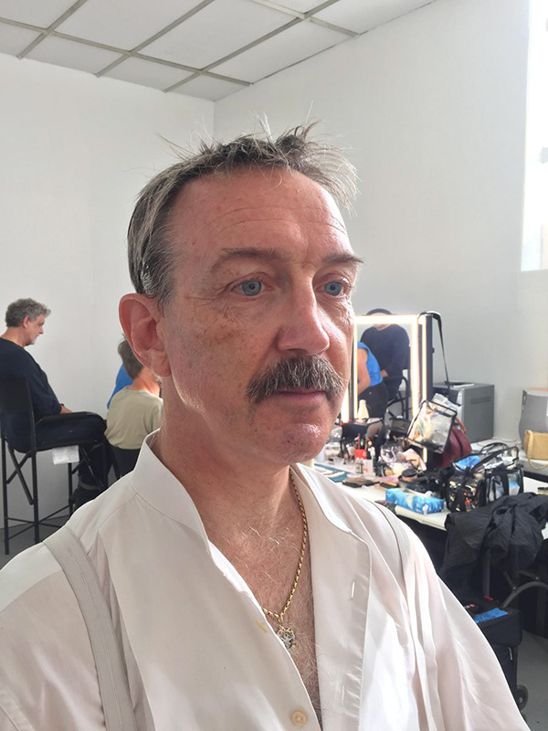 justine-fiorito-maquillage-cinema-homme-une-affaire-d'honneur Justine Fiorito réalisant un maquillage d'époque sur le film Une Affaire d'Honneur