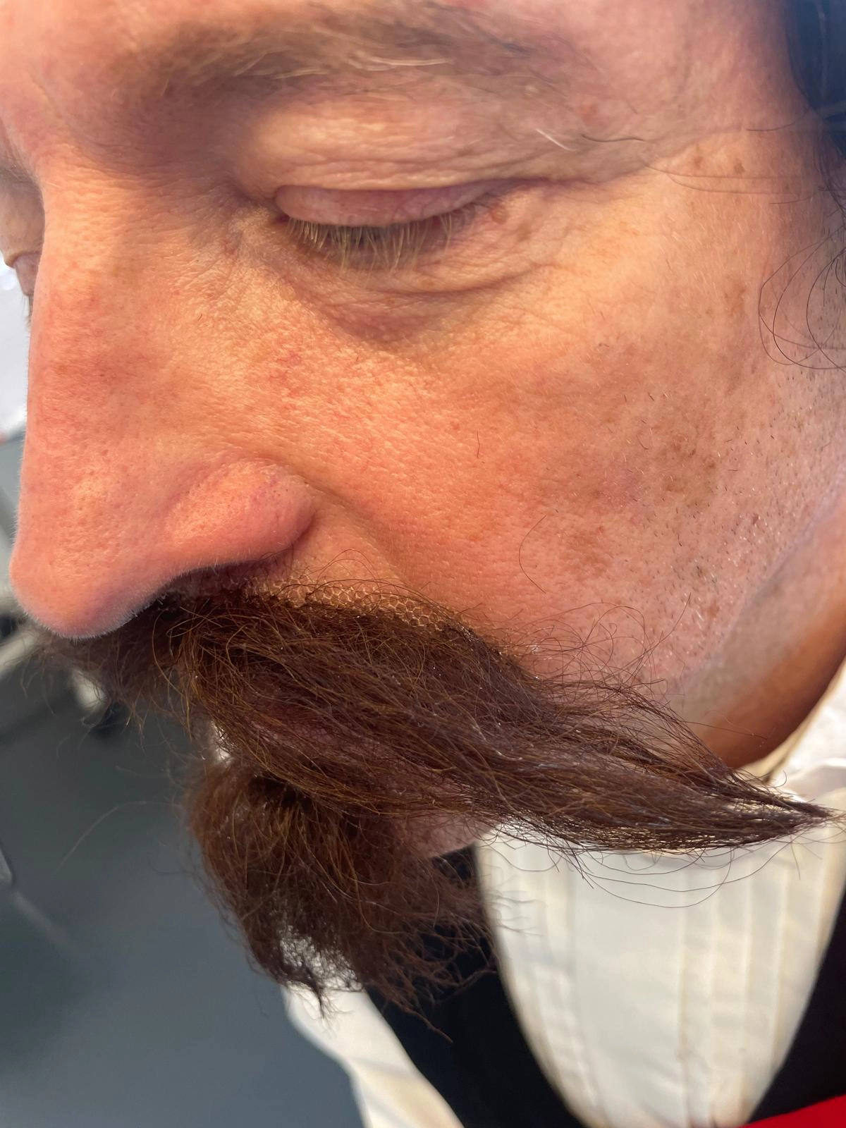 Gros plan avant la pose de la moustache et du bouc en tulle pour le Duc de Morny, maquillage FX réalisé par Justine Fiorito.