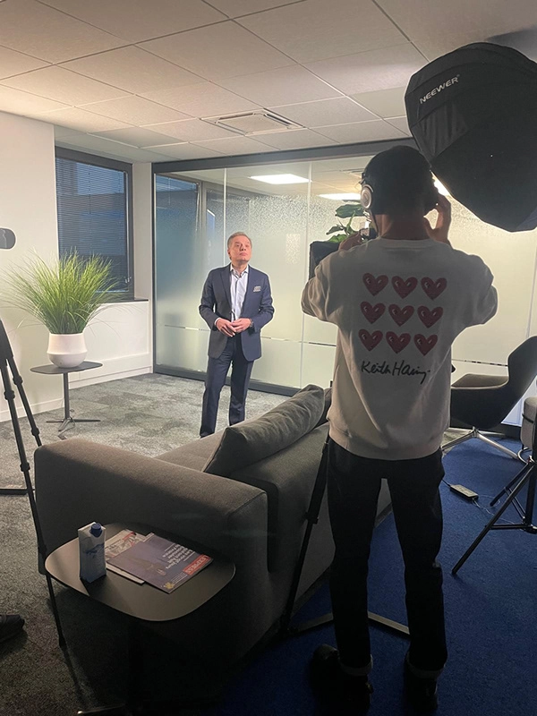 Justine Fiorito doing on-set makeup for corporate and freelance productions Portrait of Justine Fiorito, professional makeup artist working on a corporate shoot in Paris. Specialized in freelance makeup for audiovisual productions.