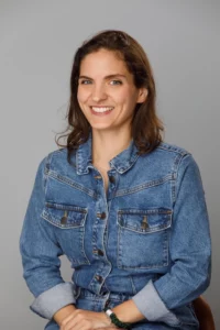 Justine Fiorito, maquilleuse cinéma, réalisant un maquillage à effets spéciaux sur un plateau de tournage