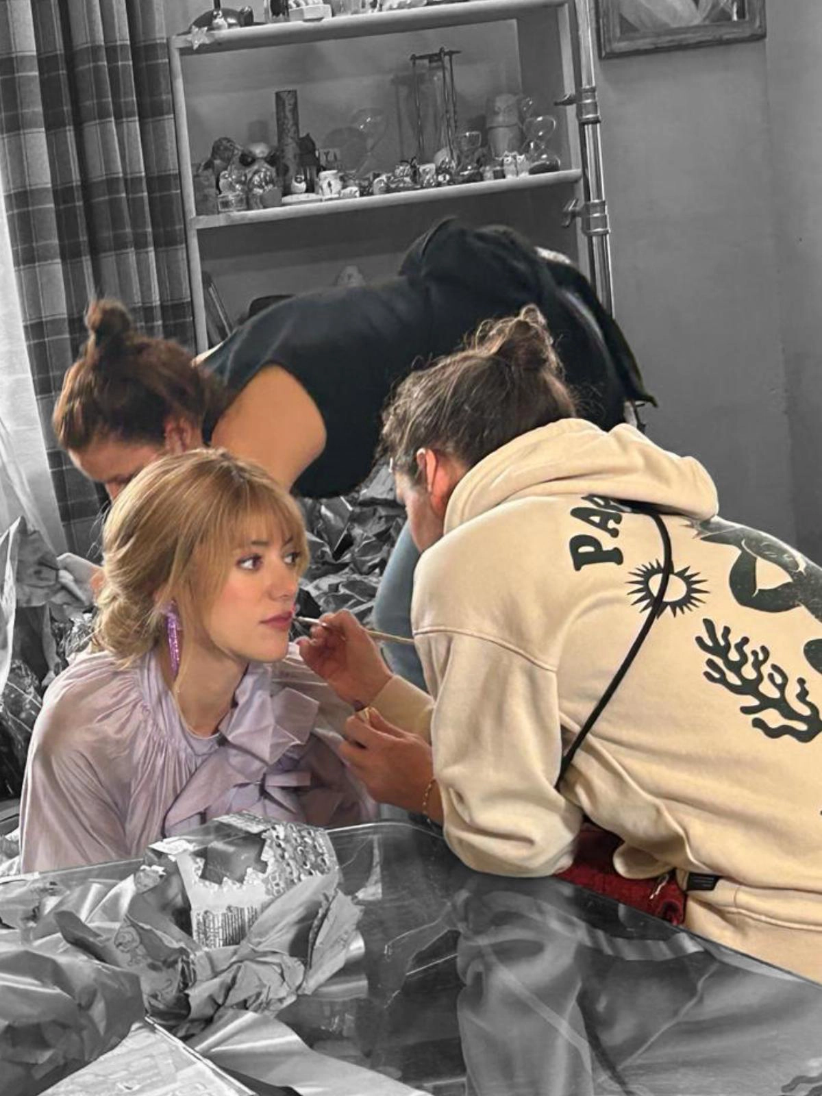 Justine Fiorito réalisant un maquillage à effets spéciaux (SFX) sur un comédien lors d’un tournage cinéma