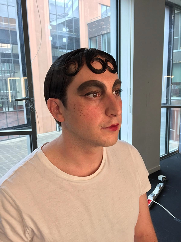 Justine Fiorito réalisant un maquillage artistique pour la série The New Look Justine Fiorito réalisant un maquillage artistique pour la série The New Look.