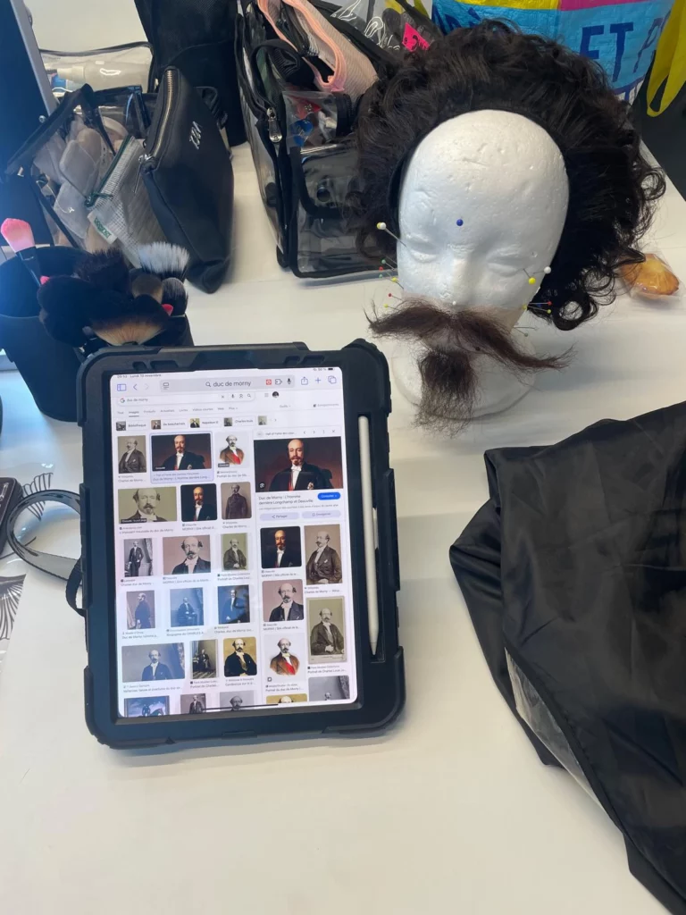 Préparation du tournage pour le maquillage du Duc de Morny, Justine Fiorito ajuste chaque détail avant la pose finale.