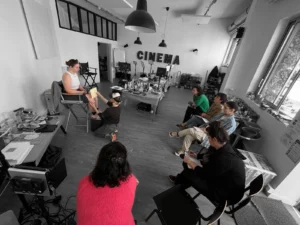 Justine Ornella Fiorito lors d'une démonstration de la cheffe maquilleuse Frédérique Ney