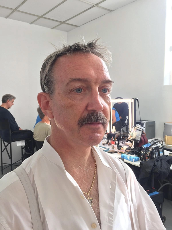 justine fiorito maquillage cinema homme une affaire d'honneur Justine Fiorito réalisant un maquillage d'époque sur le film Une Affaire d'Honneur