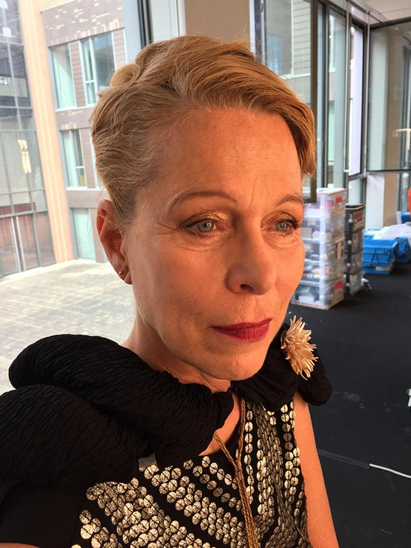 justine fiorito maquillage epoque cinema the new look Justine Fiorito appliquant un maquillage d'époque réaliste sur le tournage de The New Look.