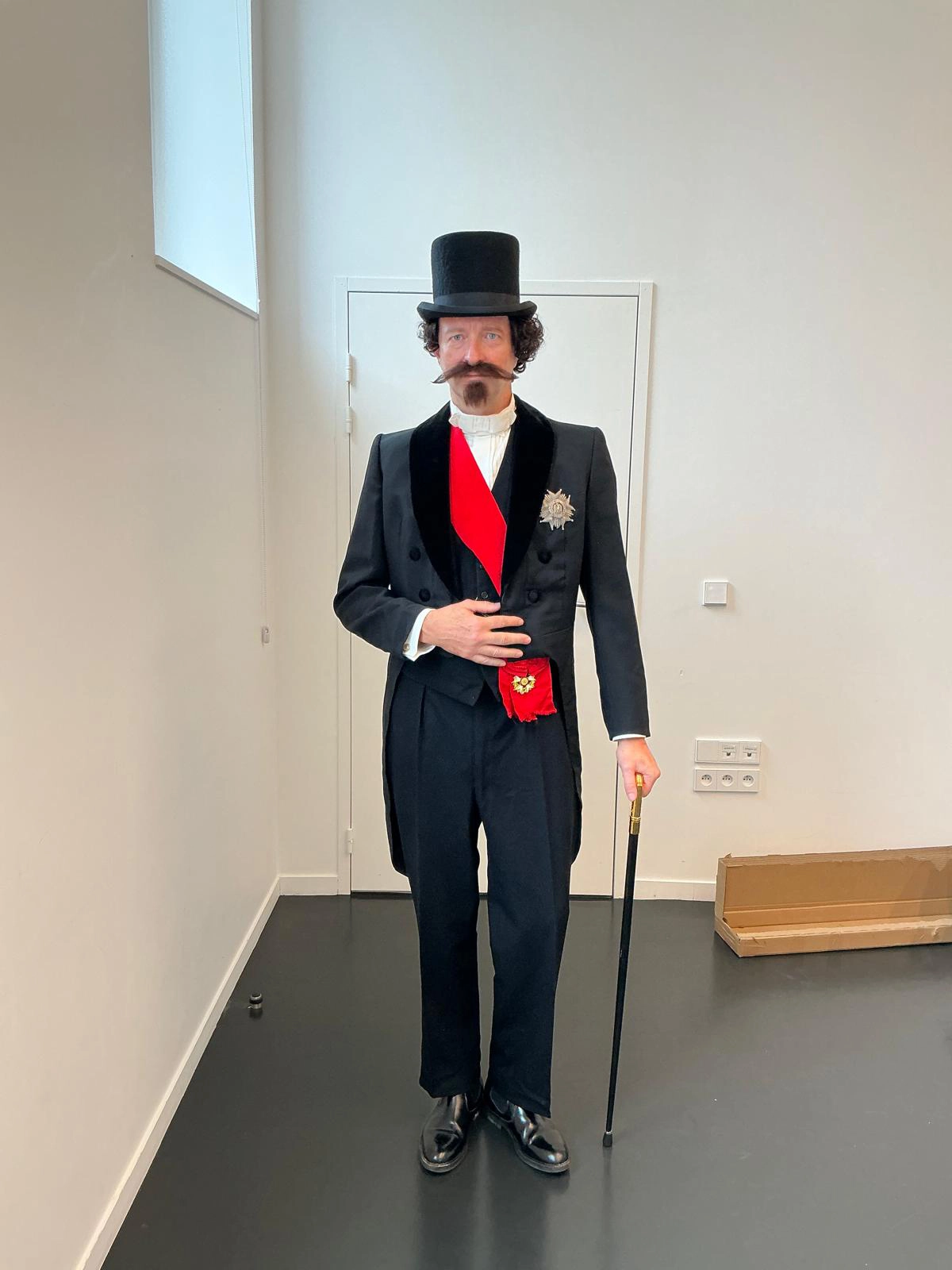 Maquillage cinéma réalisé par Justine Fiorito sur le Duc de Morny pour publicité et tournage historique.