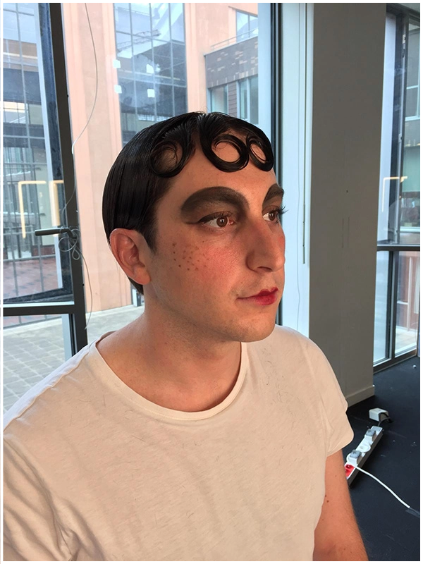 Justine Fiorito réalisant un maquillage artistique pour la série The New Look.