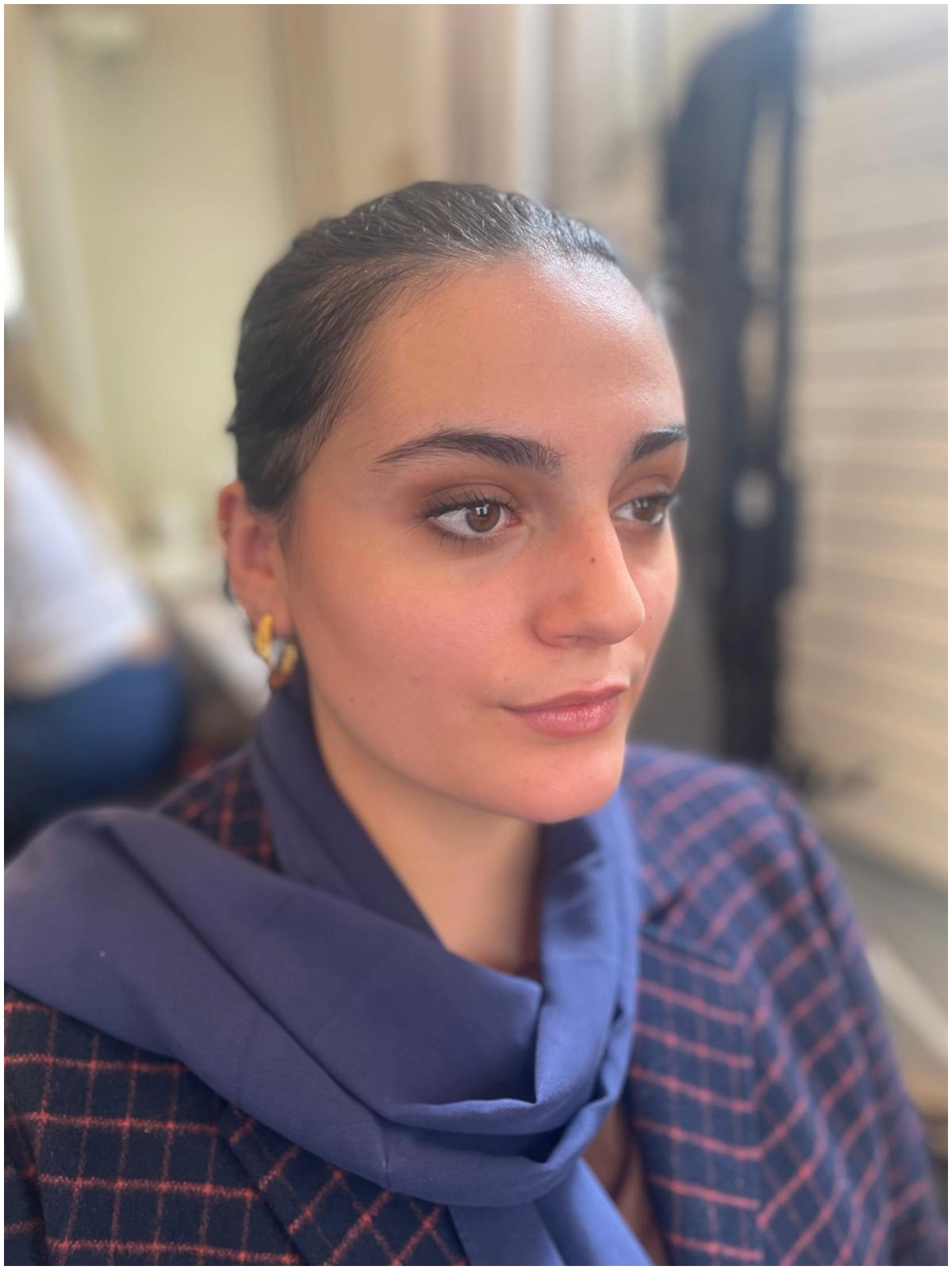 Justine Fiorito réalisant un maquillage d'époque pour un tournage cinéma.