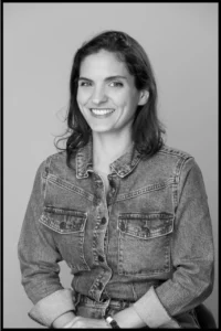 Portrait de Justine Fiorito, maquilleuse cinéma et Makeup Designer spécialisée dans les films, séries, publicités et effets spéciaux.
