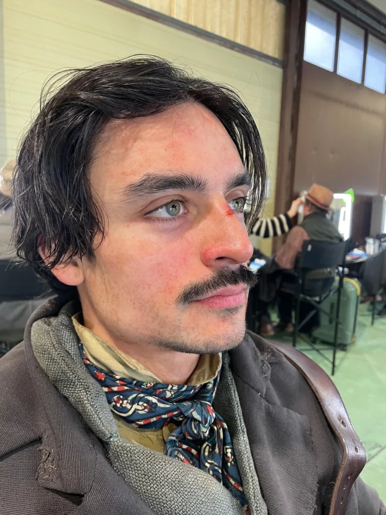 Justine Fiorito – Maquillage SFX blessure sur personnage d'époque Maquillage cinéma d'époque avec effet spécial de blessure au nez réalisé par Justine Fiorito sur un comédien.