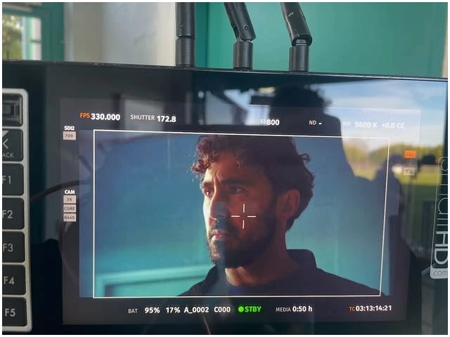 .Retour caméra sur un plateau de tournage montrant le maquillage cinéma réalisé par Justine Fiorito sur un comédien.